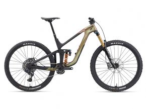 Giant Reign Advanced Pro 0 29er Mountain Bike - Grip is priority to keep you feeling connected to the bike.